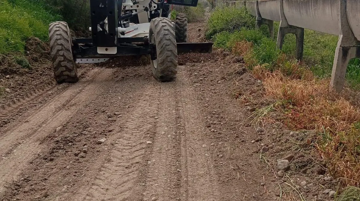 Bigadiç Belediyesi Fen İşleri ekipleri Salmanlı Mahallesi'nde arazi yolu iyileştirme çalışmalarını sürdürüyor