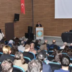 Balıkesir Üniversitesi Hukuk Fakültesi'nde düzenlenen anma töreninde akademisyenler ve öğrenciler bir araya geldi