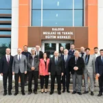 Balıkesir Valisi İsmail Ustaoğlu, OSB Mesleki ve Teknik Eğitim Merkezi'nde öğrencilerle sohbet ederken