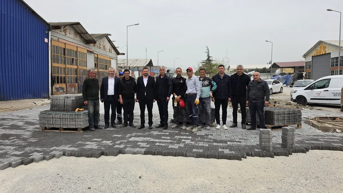 AK Parti Balıkesir İl Başkanı Mehmet Aydemir, KÜÇÜKSAN ziyaretinde esnafla bir arada