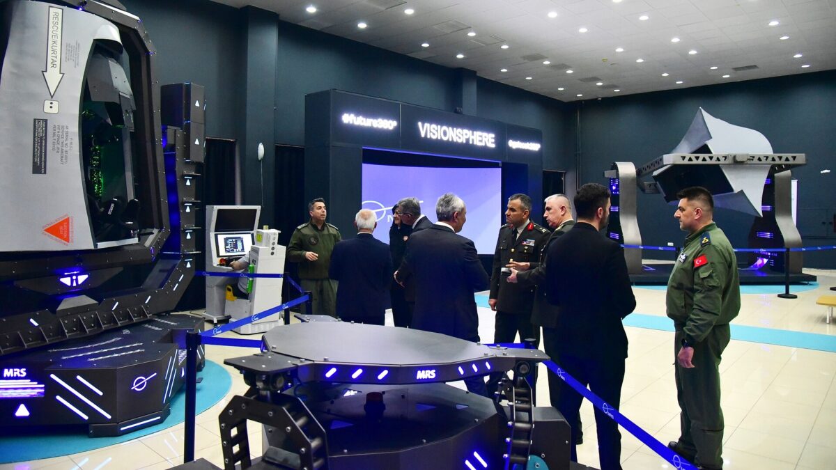 MSÜ heyeti Balıkesir Üniversitesi Simülasyon Merkezi'nde inceleme yaparken