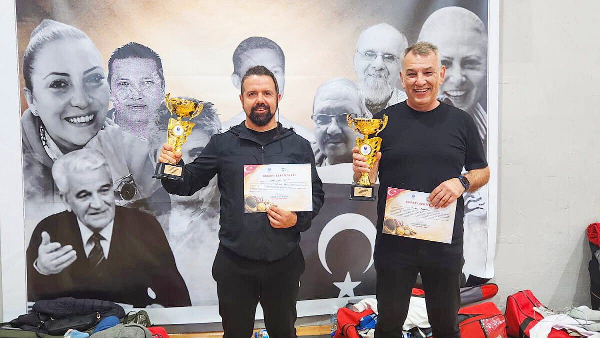 Balıkesirli veteran eskrimciler Aydın Kahraman ve İsmail Orhan Sönmez gümüş madalya ile Balıkesir'e dönüyor
