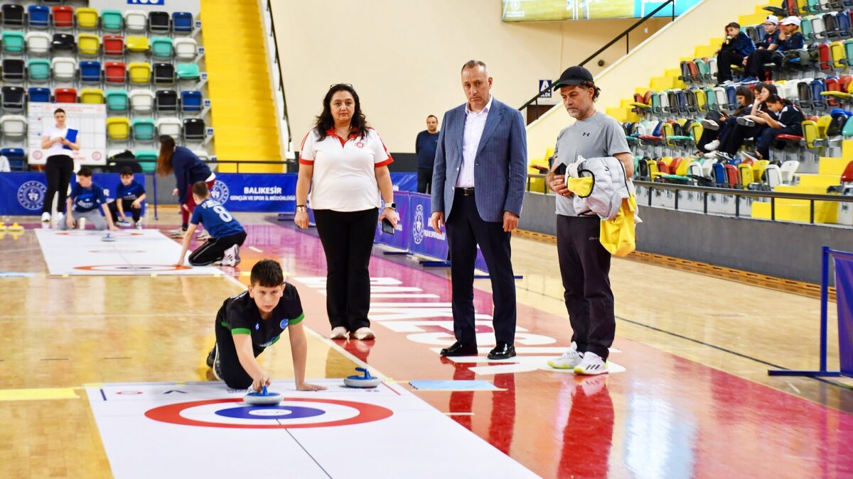 Balıkesir Floor Curling Yıldızlar Grup Birinciliği final karşılaşmasında genç sporcuların mücadelesi