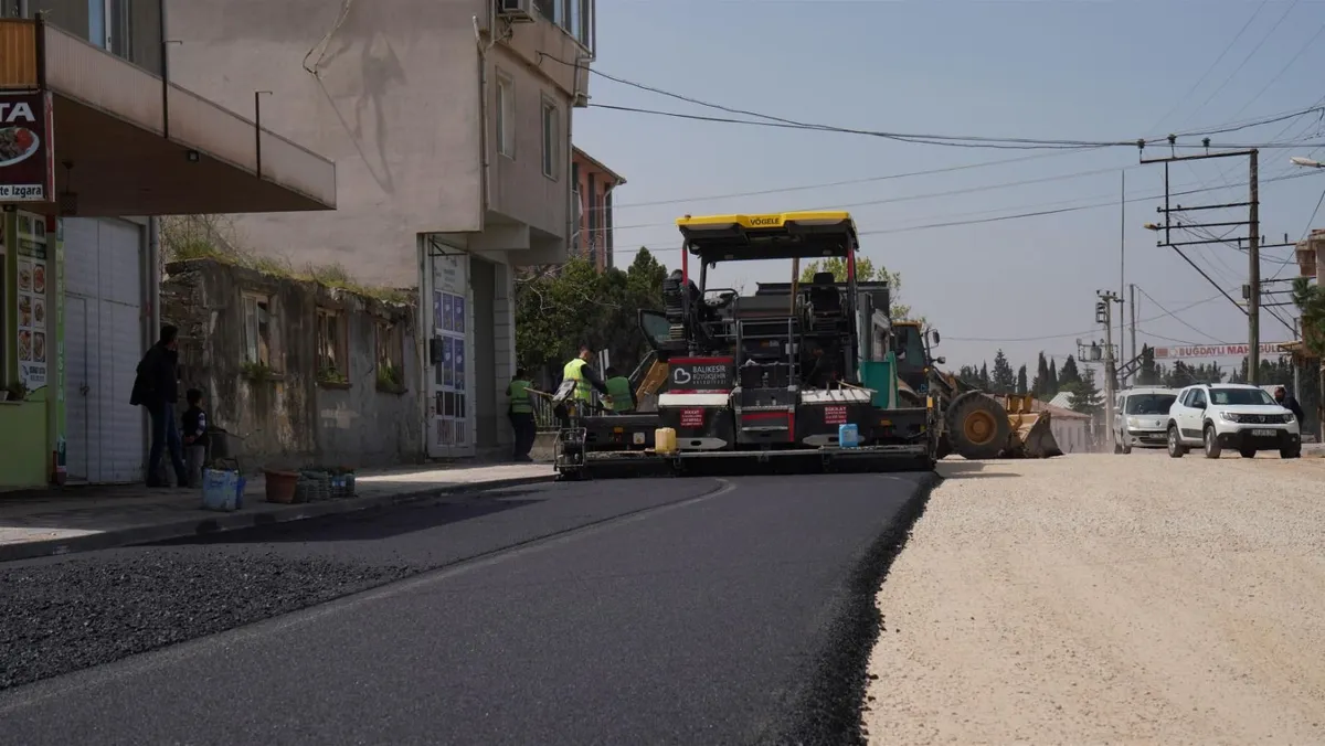 Balıkesir Büyükşehir, Gönen Buğdaylı’da 850 metrelik yolu yeniledi