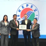 Yağlı Güreş Birliği Başkanı Ahmet Akın seçimde oy kullanırken