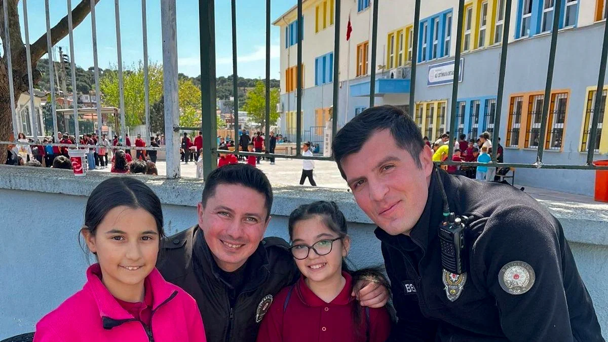 Ayvalık'ta öğrencilerden polislere çikolatalı teşekkür