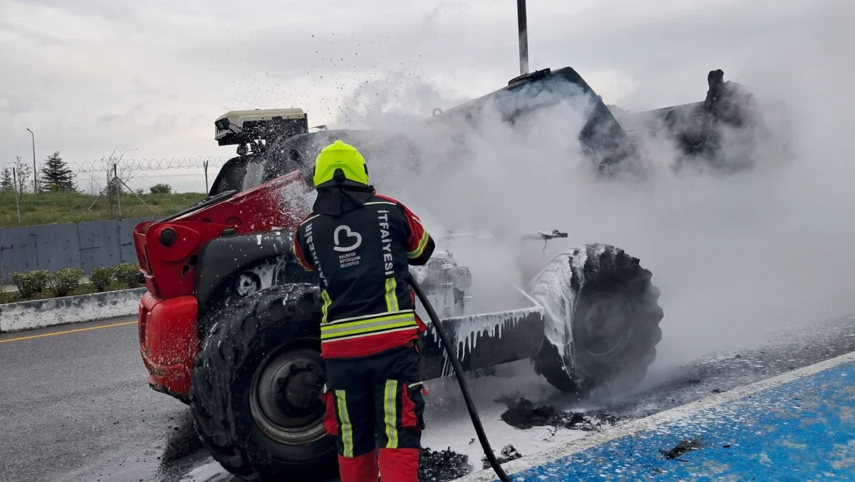 Balıkesir Altıeylül'de İş Makinesi Alevlere Teslim Oldu