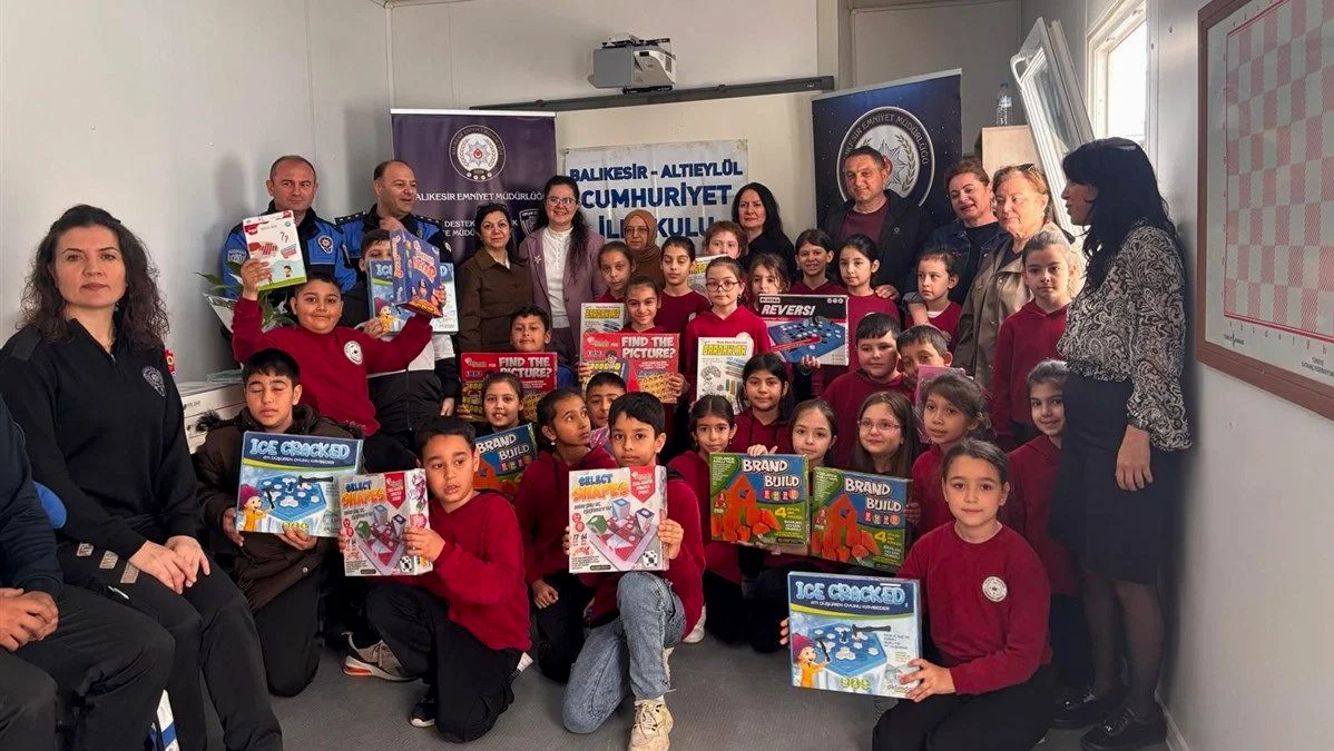 Balıkesir'de ÇOGEP Projesi: 65 Öğrenciye Kurs Malzemesi Dağıtıldı