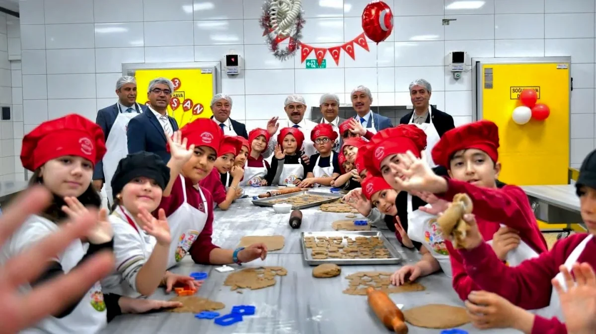 Balıkesir'de minik eller 23 Nisan'ı kurabiye yaparak kutladı