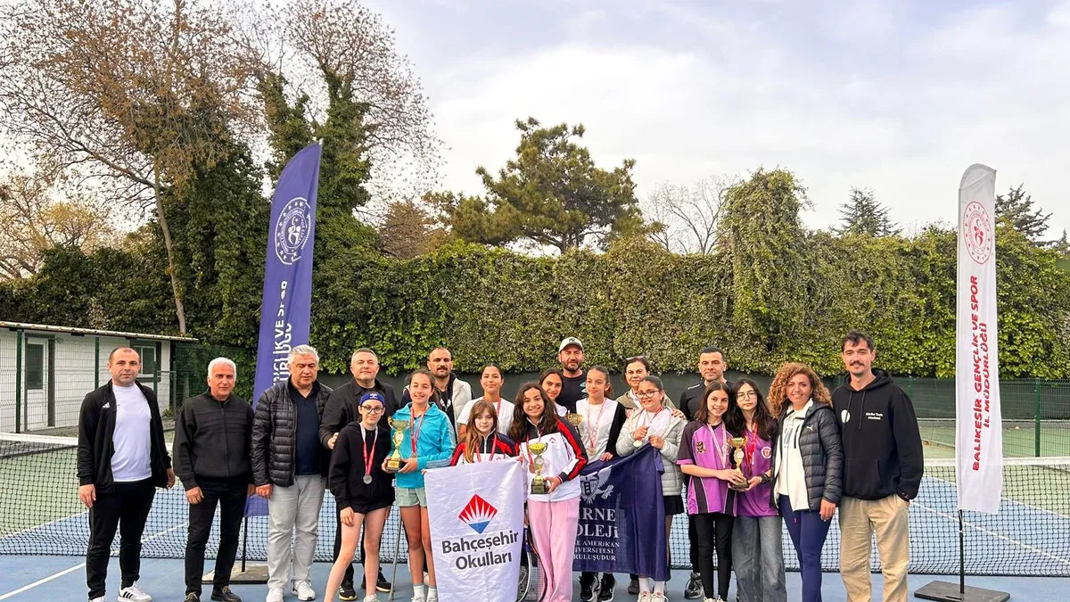 Balıkesir'de Minik Tenisçiler İl Birinciliği İçin Kortta Yarıştı