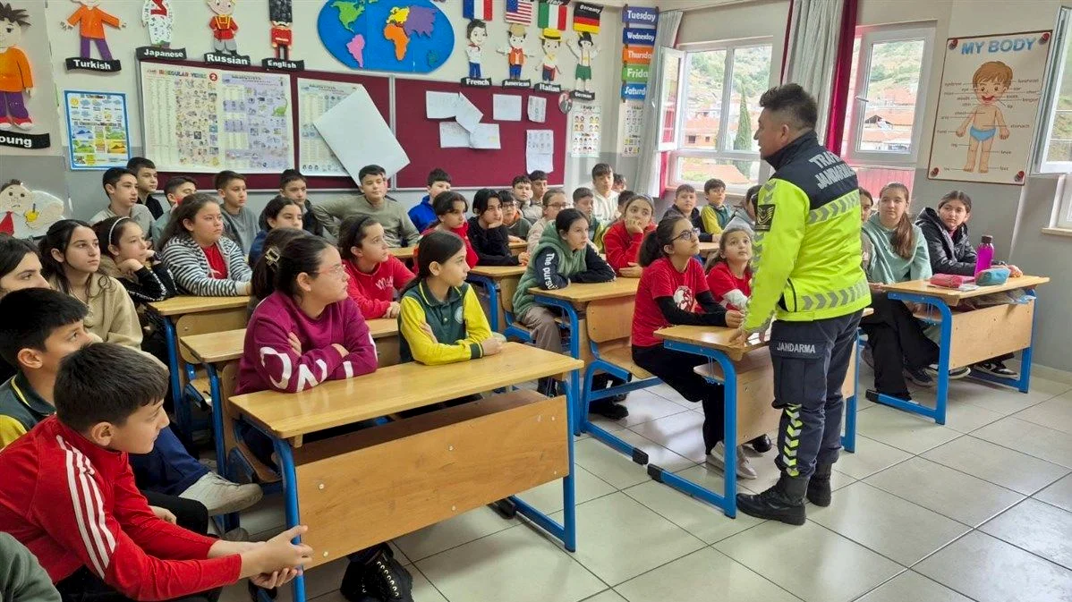 Balıkesir'de Okul Çevrelerine Yoğun Güvenlik Denetimi: 269 Okul Çevresinde 858 Devriye