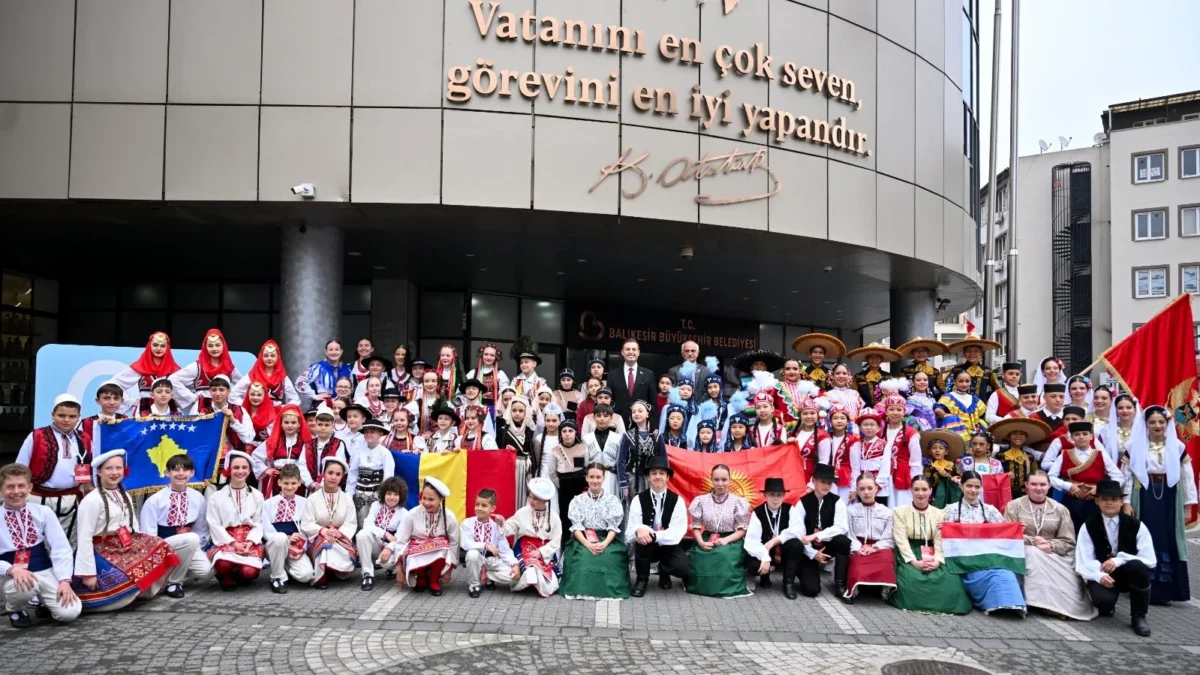 Balıkesir Uluslararası Çocuk Festivali | Ahmet Akın'dan Üç Dilde Karşılama