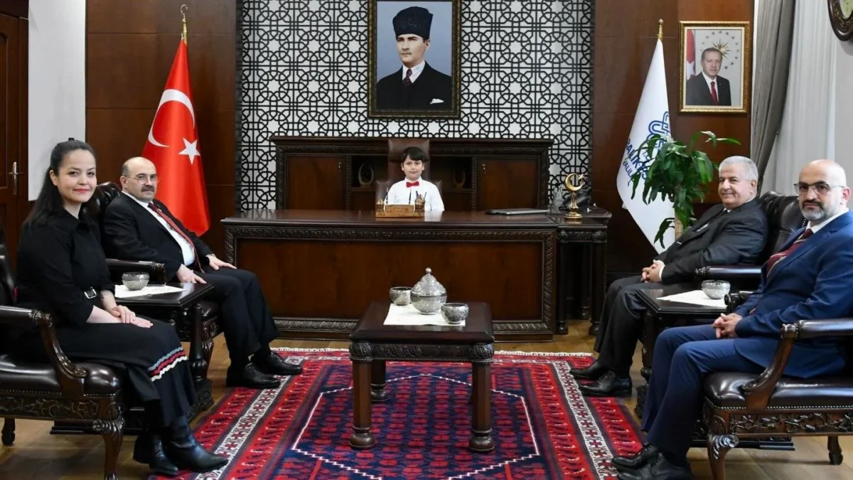 Balıkesir Valisi Ustaoğlu, 23 Nisan'da Makamını İlkokul Öğrencisine Devretti