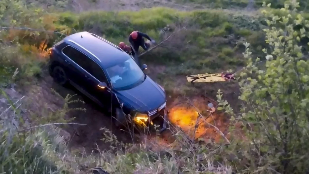 Bandırma'da otomobil şarampole devrildi: Sürücü itfaiye operasyonuyla kurtarıldı