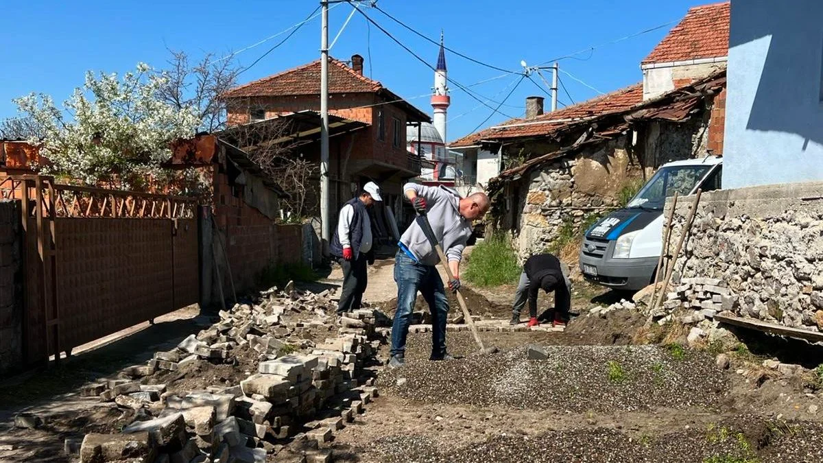 Bigadiç Adalı Mahallesi’nde Yol Yenileme Çalışmaları Devam Ediyor