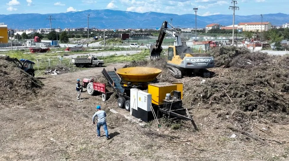Burhaniye'de Bitkisel Atıklar Organik Gübreye Dönüşüyor