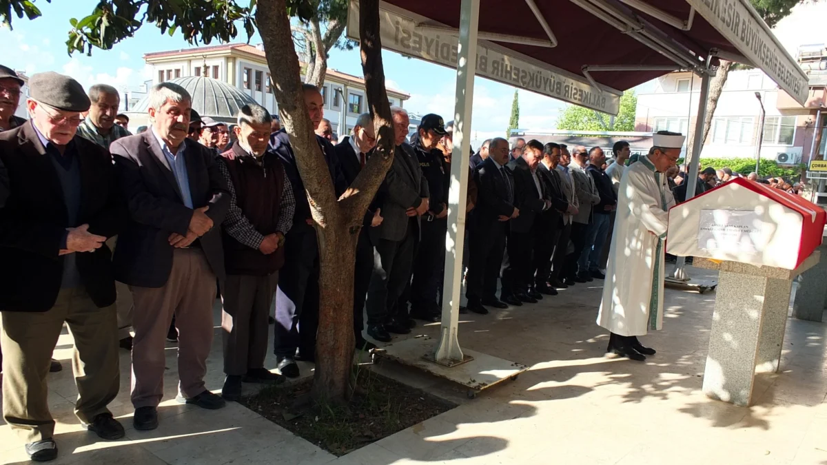 Burhaniye'de Emekli Emniyet Müdürü Ali Sami Kaplan Toprağa Verildi