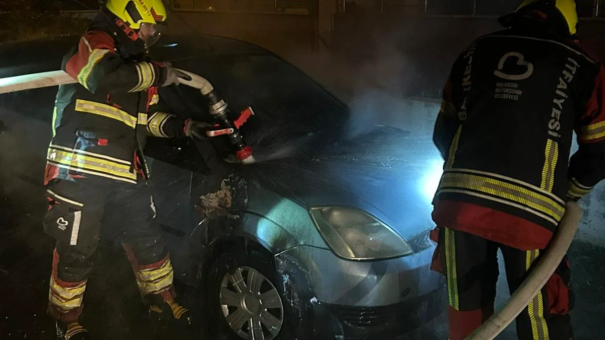 Burhaniye'de Otomobil Yangını: Park Halindeki Araç Alev Aldı