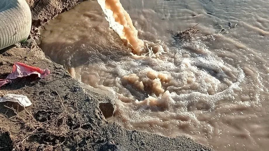 Burhaniye'de Plaja Akan Pis Sular Vatandaşları Kızdırdı