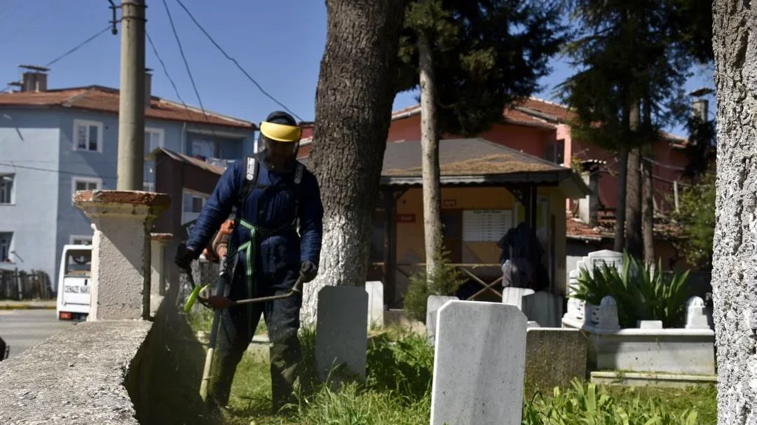 Dursunbey'de Kurban Bayramı Öncesi Mezarlık Bakım Seferberliği