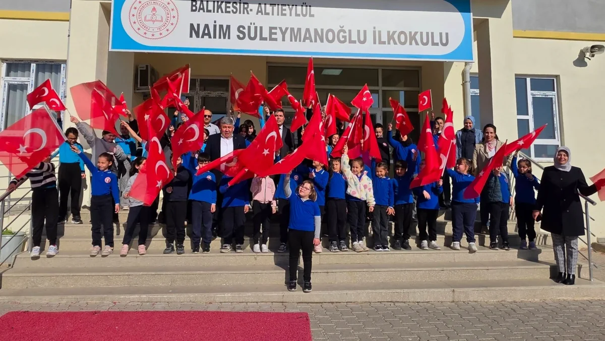 Memur-Sen Balıkesir İl Başkanı Kurter'den Okullara Bayraklı Ziyaret