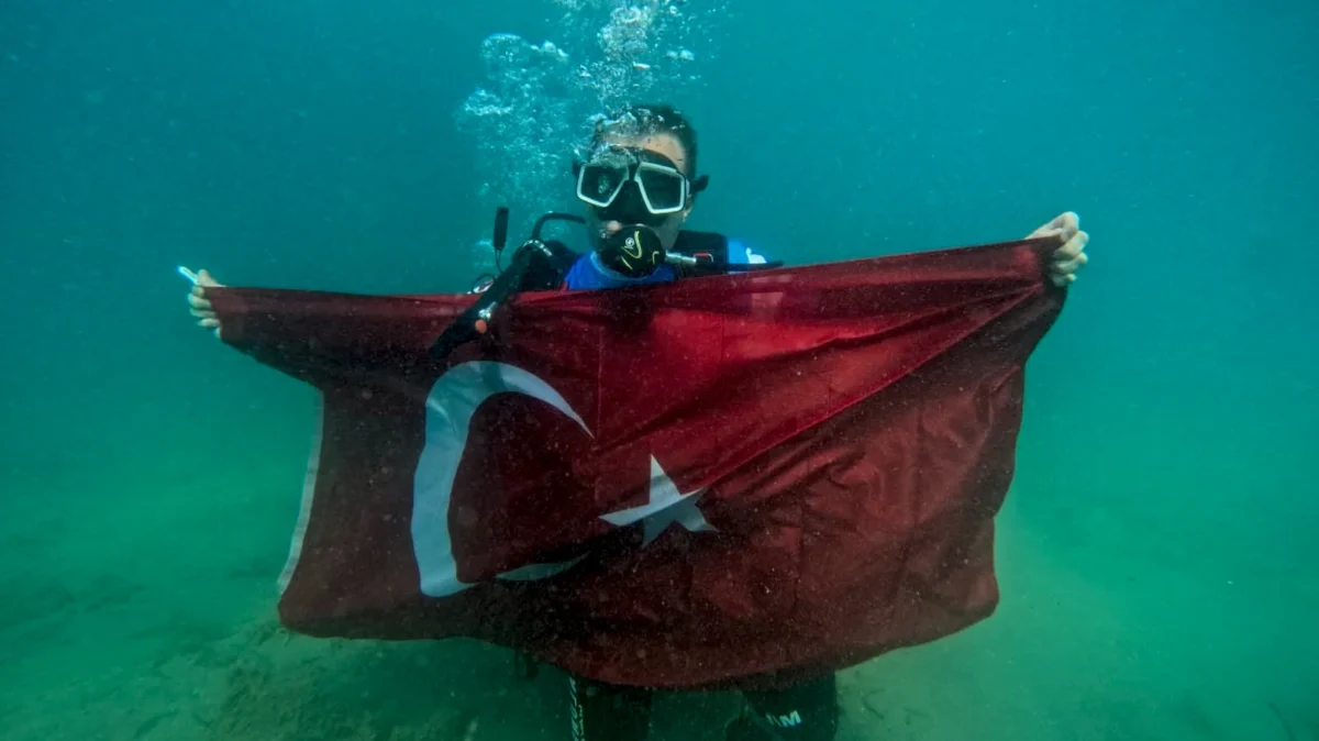 Ahmet Akın 19 Mayıs'ta Gençlerle Dalış Yaptı: Türk Bayrağı Deniz Altında