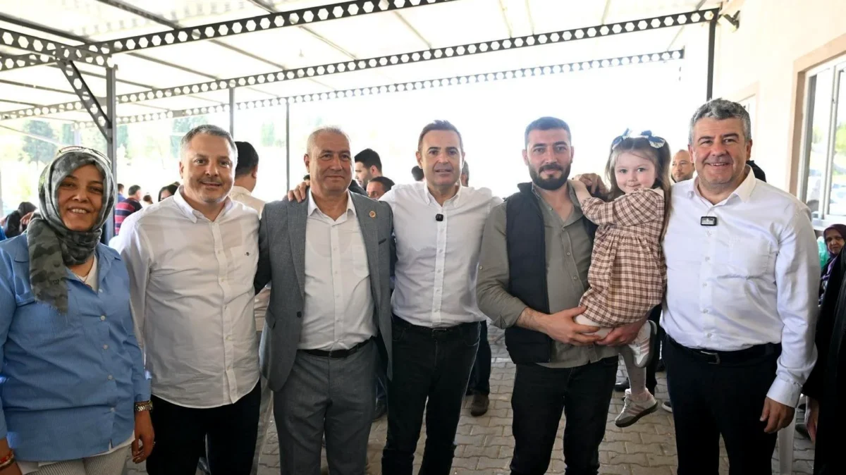 Ahmet Akın Karesi’de Hem Hayırlara Katıldı Hem Anneler Günü’nü Kutladı