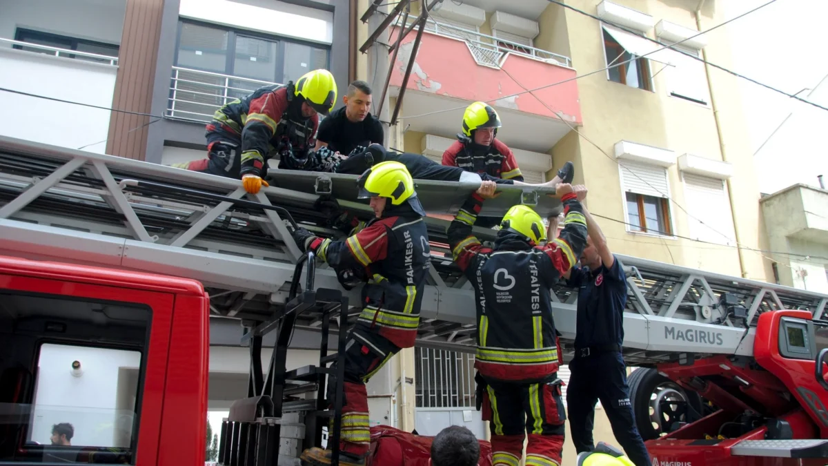 Altıeylül'de Motosiklet Yangını: 10 Kişi Dumandan Etkilendi