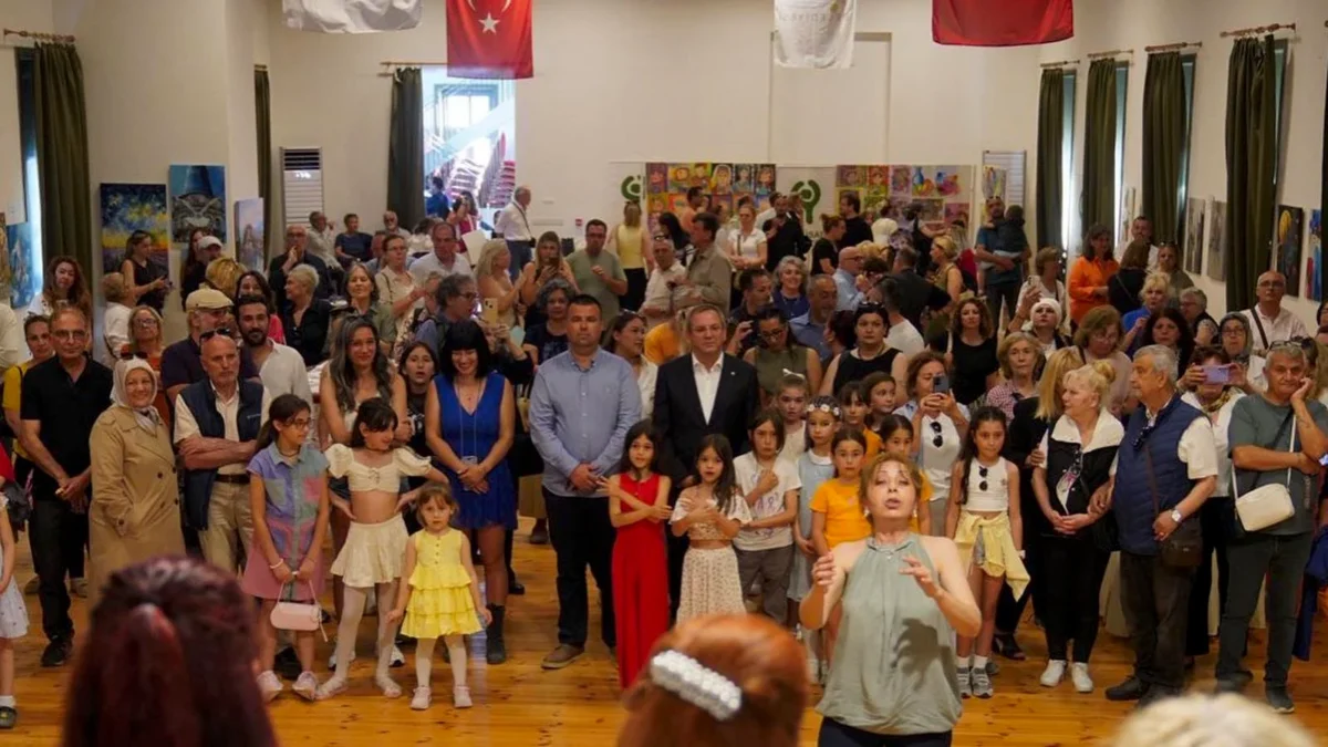 Ayvalık Sanat Sergisi: Çocuk ve Yetişkin Kursiyerlerin Eserleri Sergilendi