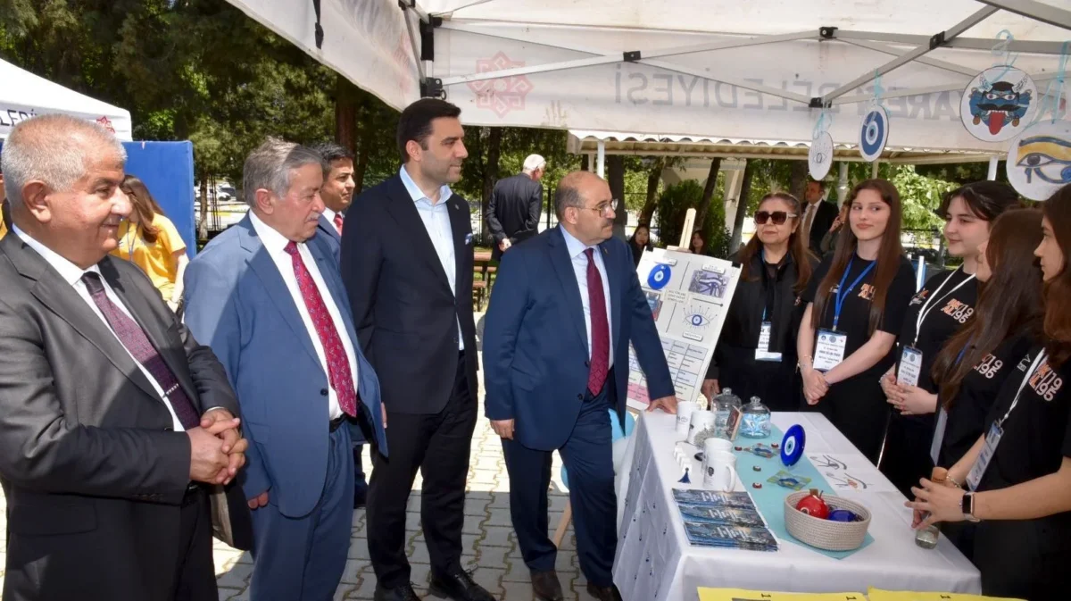 Balıkesir'de TÜBİTAK Bilim Fuarı Açıldı: Rahmi Kula Liseli Öğrenciler Projelerini Sergiledi