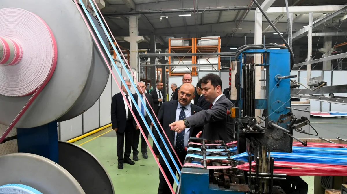 Balıkesir Valisi Ustaoğlu İşbir Sentetik Dokuma Fabrikasını Ziyaret Etti