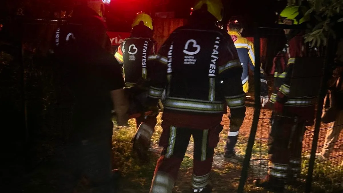 Burhaniye’de Kontrolden Çıkan Otomobil Kaza Yaptı: 1 Yaralı