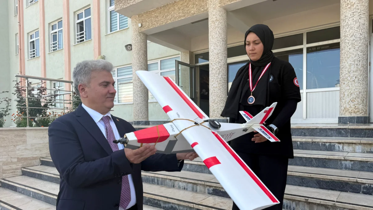 Canbey'den Dünya Şampiyonu Gençlere Tebrik Ziyareti