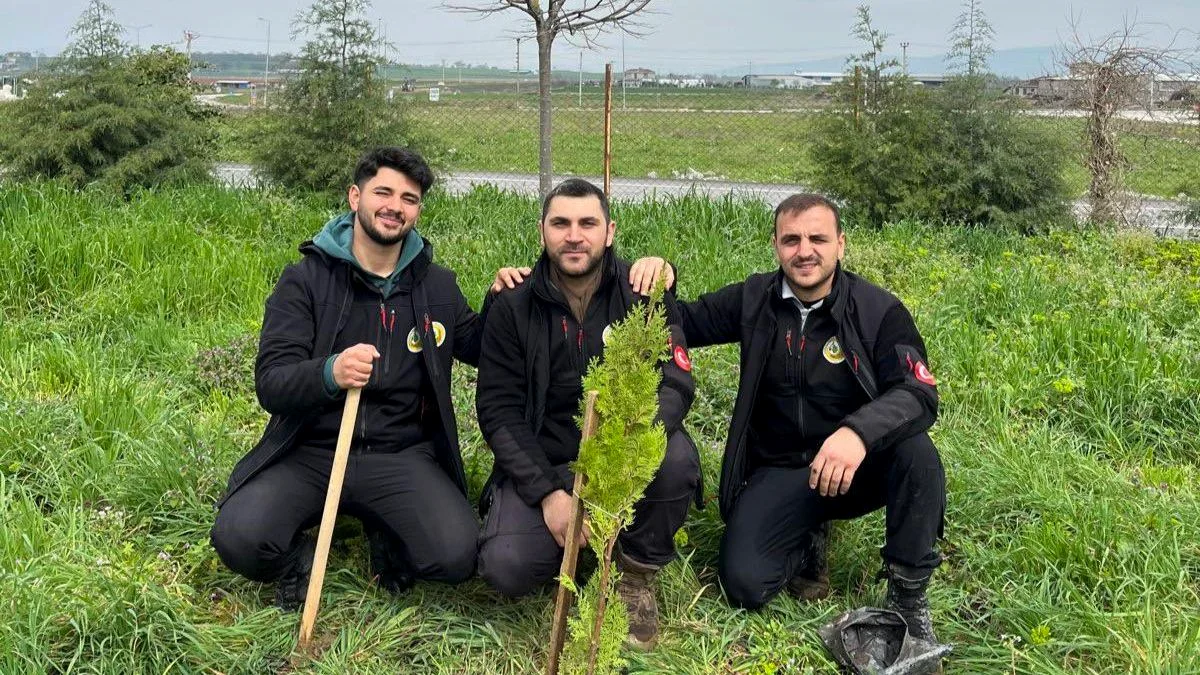 Gönen'de Öğrenciler Yüzlerce Fidanı Toprakla Buluşturdu
