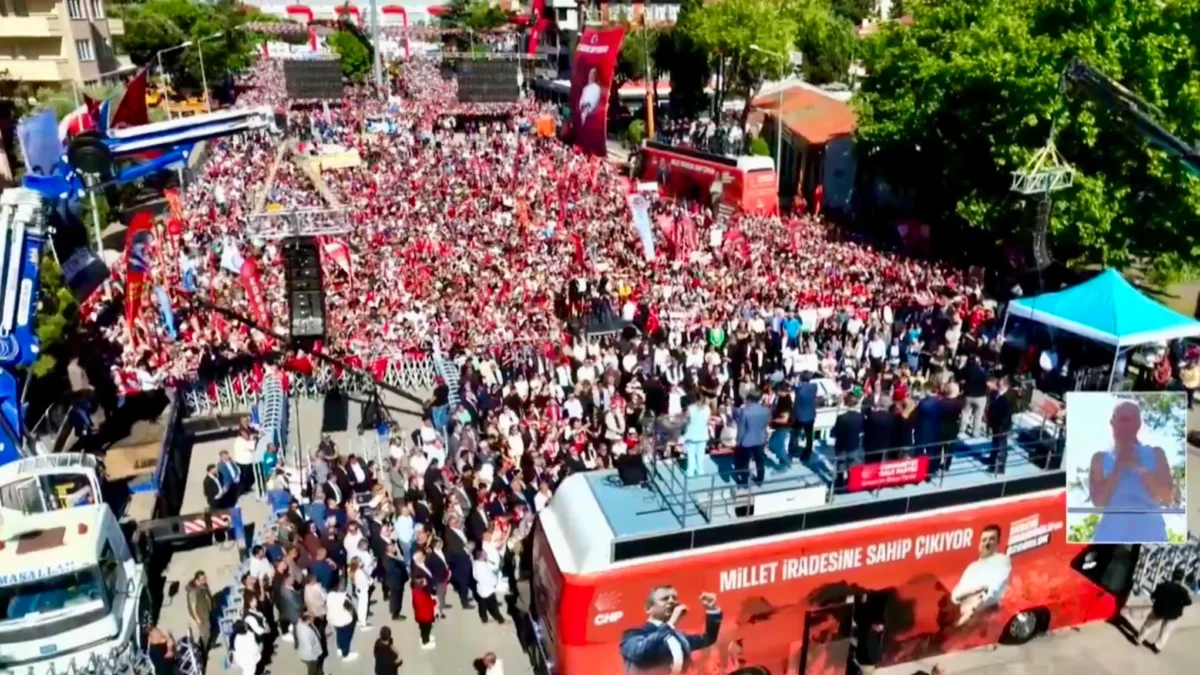 Özgür Özel Balıkesir'de Sahne Aldı: İstiklal Madalyası Hakkımız