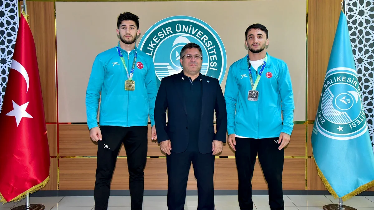 Balıkesir Üniversitesi'nin Dünya Şampiyonu Sporcuları Rektörlükte Ağırlandı