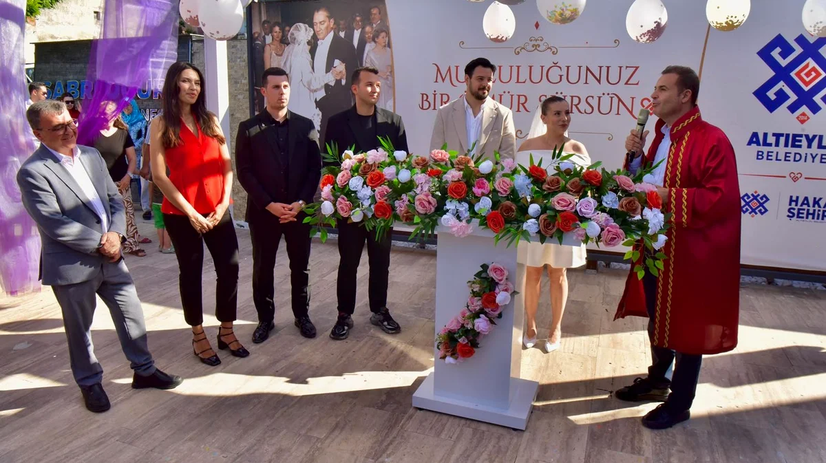 Altıeylül'de Açık Hava Nikah Salonu Hizmete Açıldı
