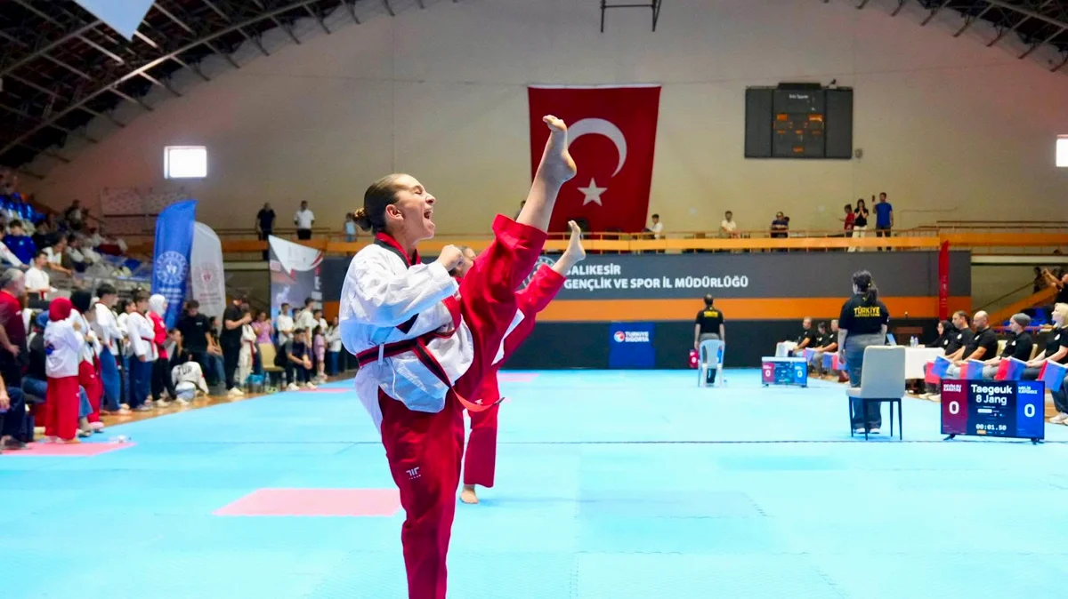Balıkesir'de 15 Temmuz Taekwondo Turnuvası Başladı