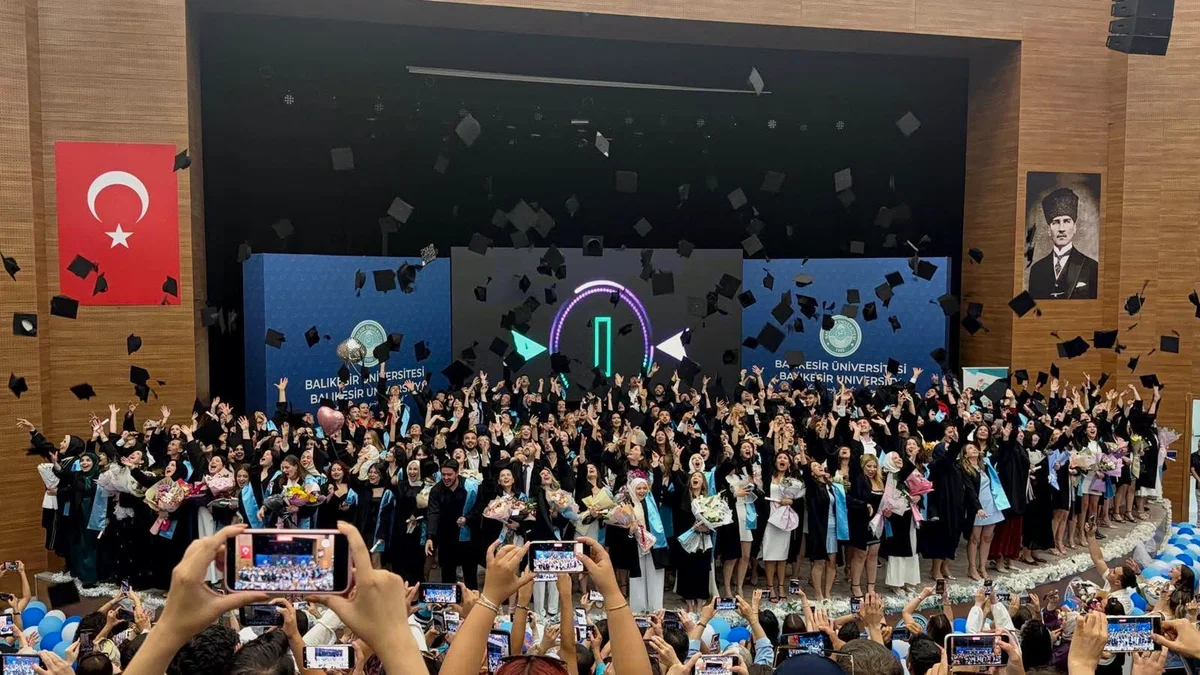 Balıkesir Üniversitesi Fen Edebiyat Fakültesi 2025-2026 Mezuniyet Töreni Düzenlendi