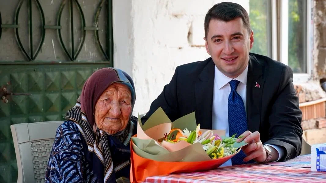 Sındırgı'nın 118 Yaşındaki En Yaşlı Vatandaşı Fatma Avcu'ya Vefa Ziyareti