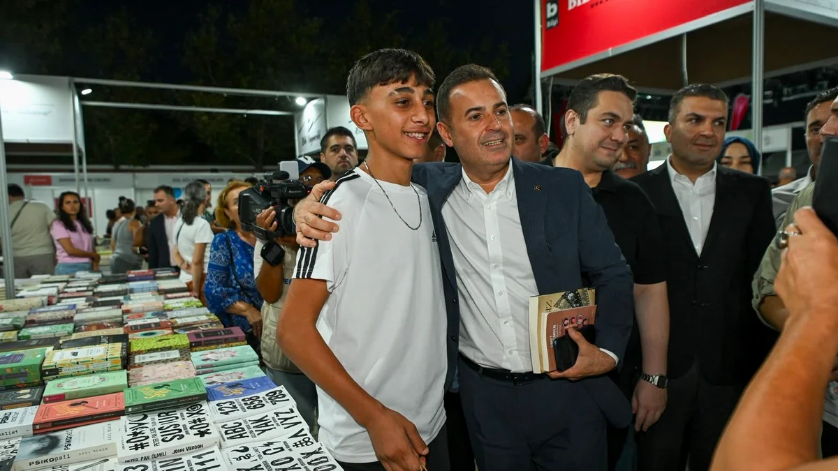 Balıkesir Büyükşehir Belediye Başkanı Akın, 8. Edremit Kitap Fuarı'nın Açılışına Katıldı