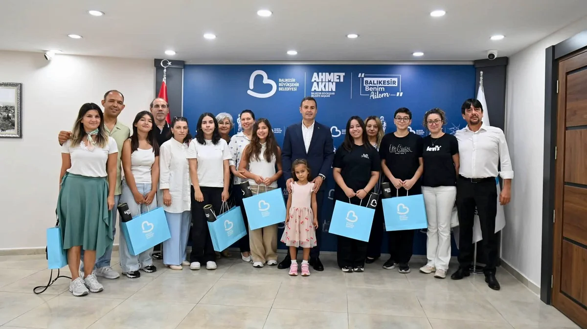 Balıkesirli LGS Birincileri, Başkan Ahmet Akın'ı Makamında Ziyaret Etti