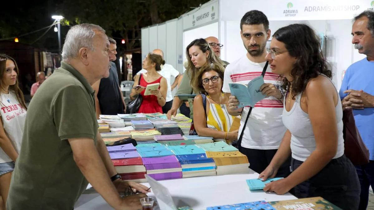 Edremit Kitap Fuarı'nın İkinci Günü Söyleşi ve Müzik Şenliğiyle Doldu