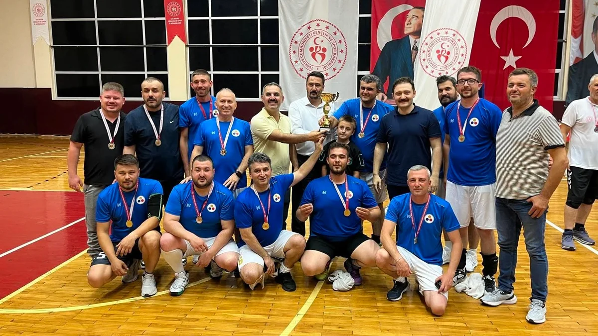 Eti Maden Voleybol Takımı Şampiyonluk Kupasını Kaldırdı